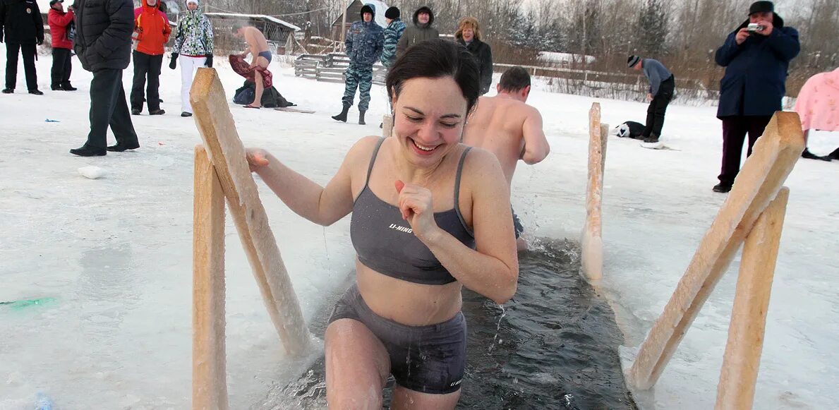 крытая прорубь. купель на шарташе екатеринбург. купели в екатеринбурге. купели в екатеринбурге на крещение 2023. крещенские купания прорубь храм.