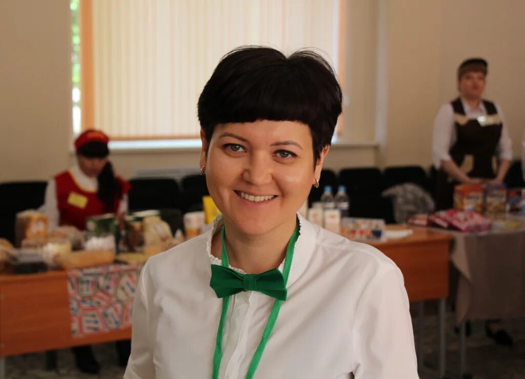 продавец. девушка за прилавком. продавец в магазине. кассир в супермаркете. спецодежда магазина магнит.