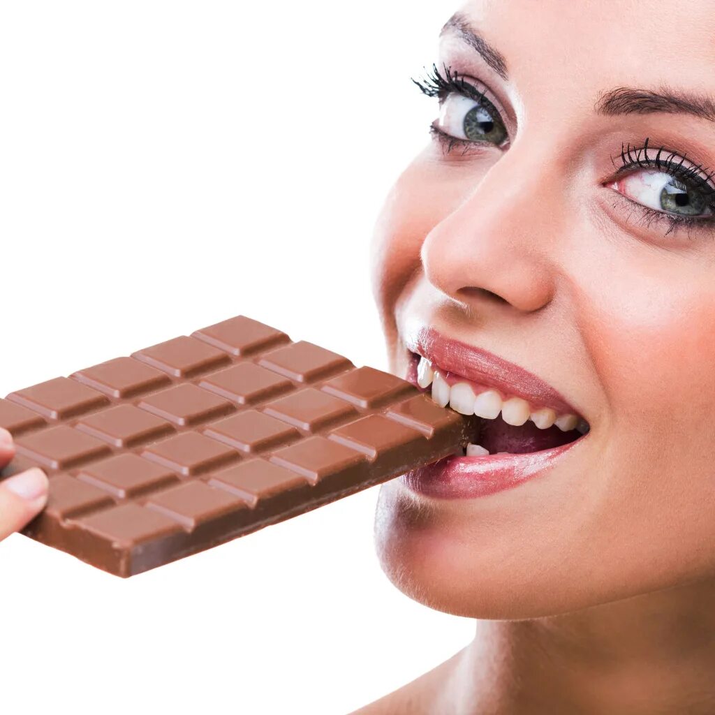 Эстер шоколадка. Девушка ест шоколад. Шоколадная девушка. Девушка с шоколадной конфетой. Девочка с шоколадкой.