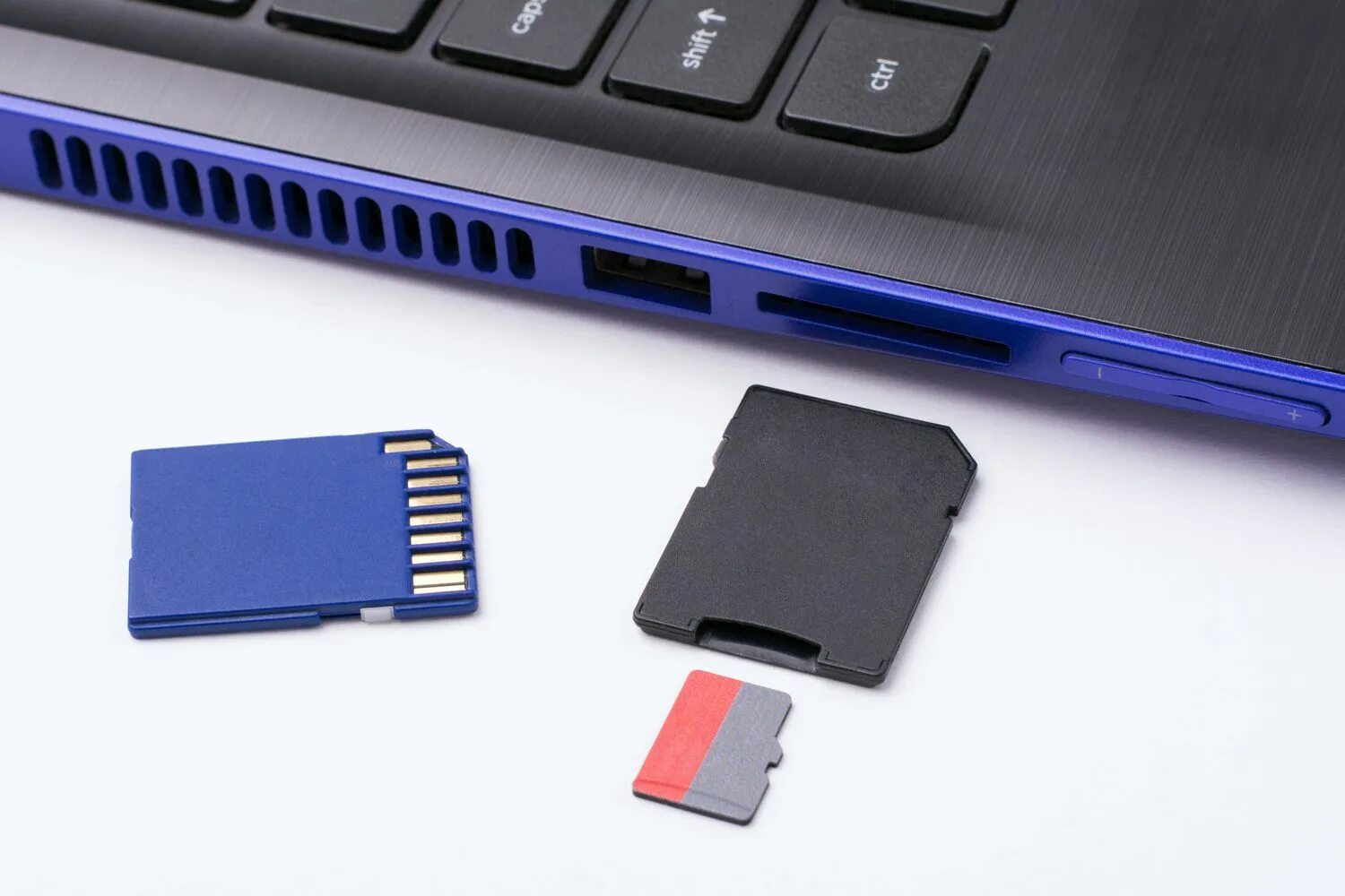 Card reader разъем на ноутбуке. Разъем sd ноутбук. Ноутбук с картридером. Разъем sd ноутбук. Разъем sd ноутбук.