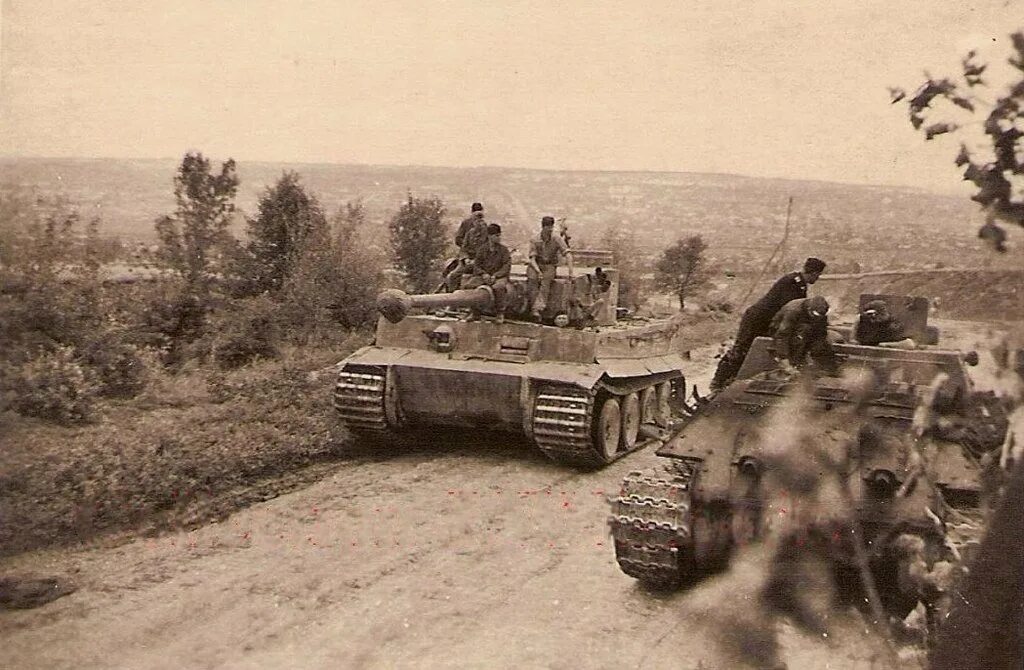 Танк тигр 1943 года. Тигр Белгород 1943. Белгород 1943 год. Танк тигр Харьков 1943.