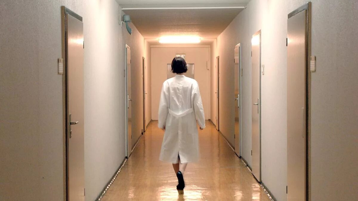 Врач со спины. Врачи в коридоре. Больница закрыта. Врач уходят. Медики бегут.