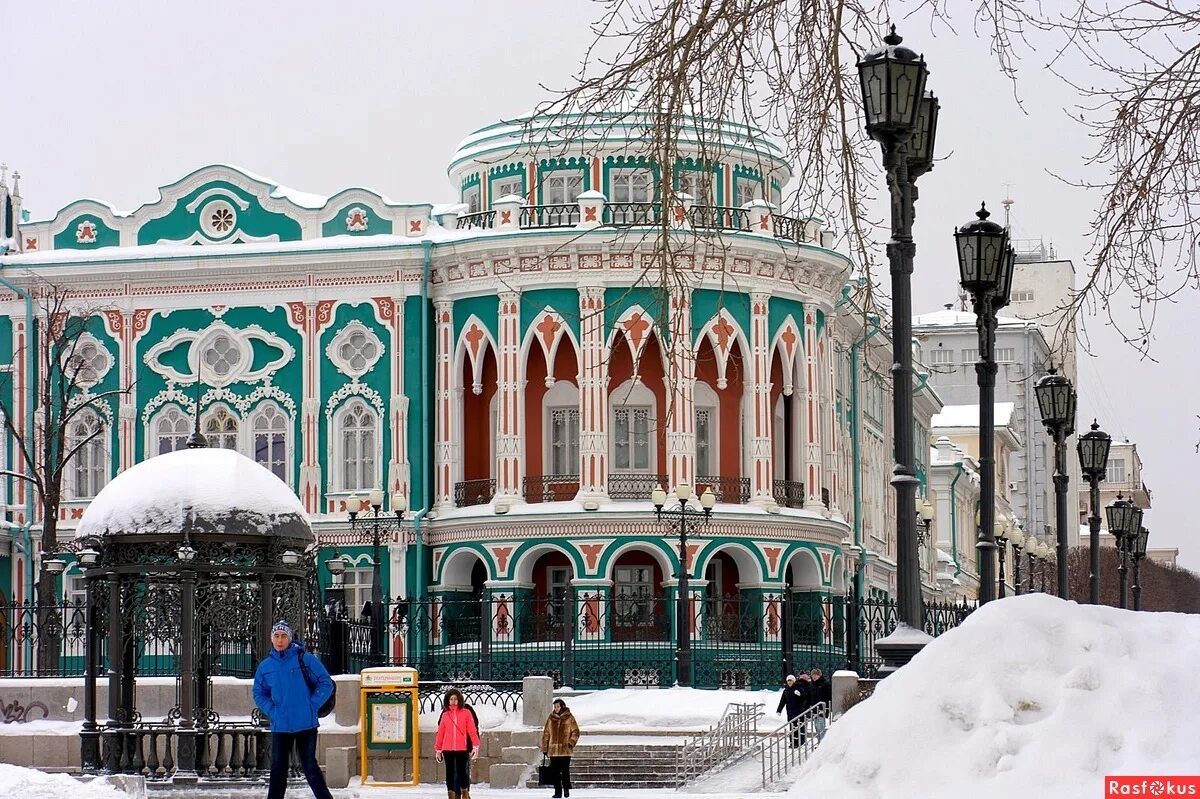 ледниковый городок в екатеринбурге 2023. екатеринбург дом севастьянова с высоты. дом севастьянова екб зима. екатеринбург. плотинка екатеринбург зимой.