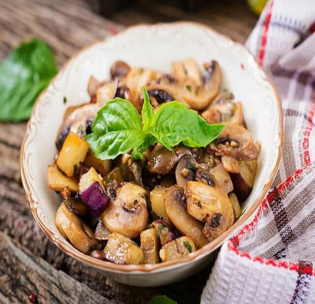 Шампиньоны с овощами. Блюда с овощами и шампиньонами. Баклажаны с шампиньонами. Овощной с грибами. Простые рецепты из шампиньонов свежих