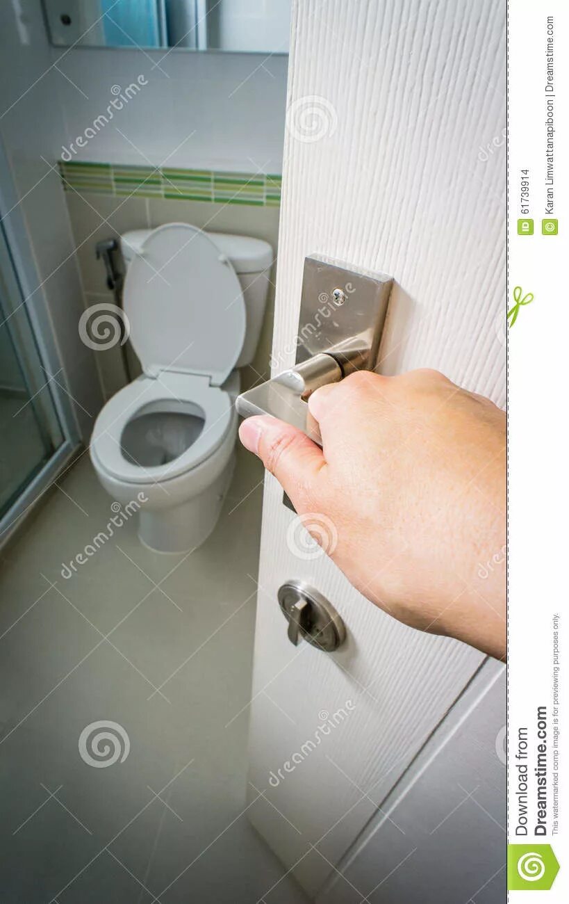Как открыть дверь в туалет. Захлопнулась межкомнатная дверь с замком. Прокручивается замок входной двери. Дверная ручка в ванную комнату с замком. Прикол про дверные ручки.