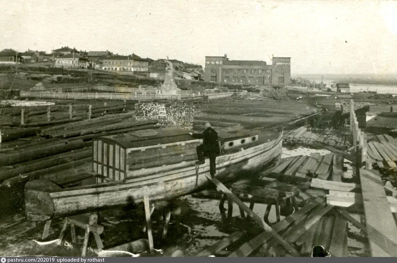 Какого числа 1934 был основан красноярский край. Памятник всеобучу в Красноярске. Красноярск 20 век. Плац парадная площадь Красноярск. Красноярск 1920 год.