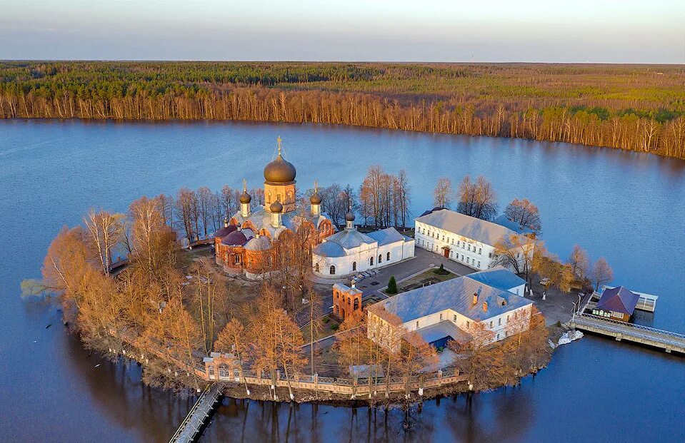 Покровский остров. Свято Введенский монастырь Покров. Свято-Введенский островной женский монастырь. Островной Введенский монастырь Покров. Свято Введенский монастырь Владимирская область Покров.