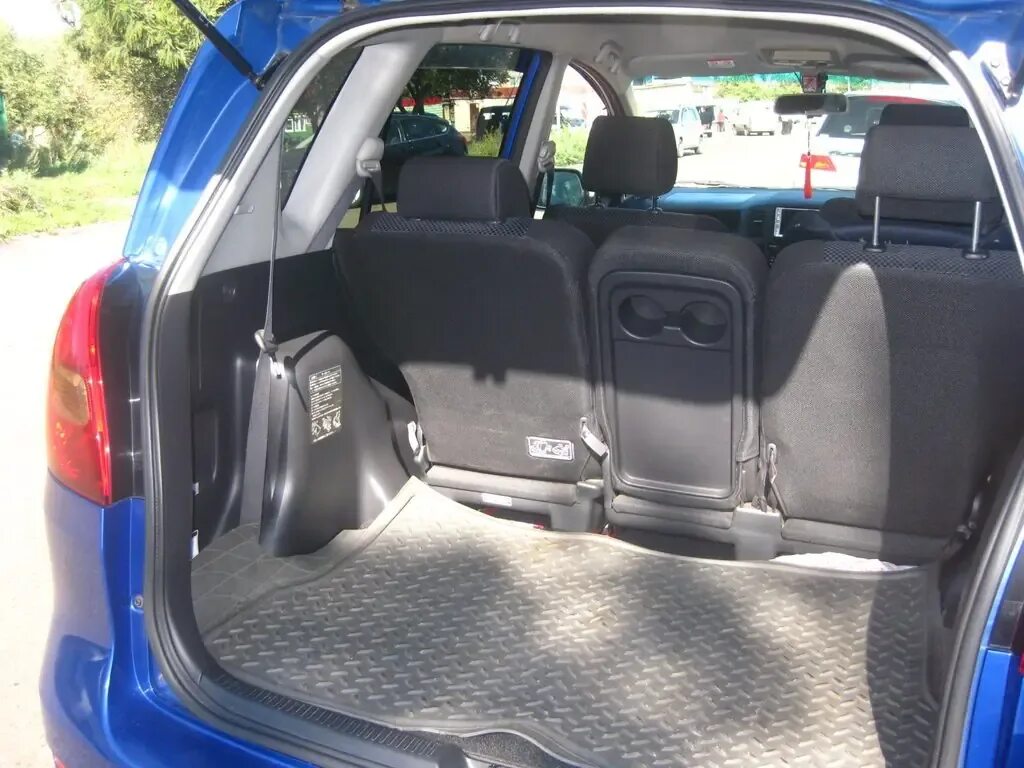 Тойота спасио чехлы. Чехлы из алькантары королла 2001. Чехлы на toyota corolla spacio 2002. Чехлы тойота королла спасио 2002. Тойота спасио багажник.