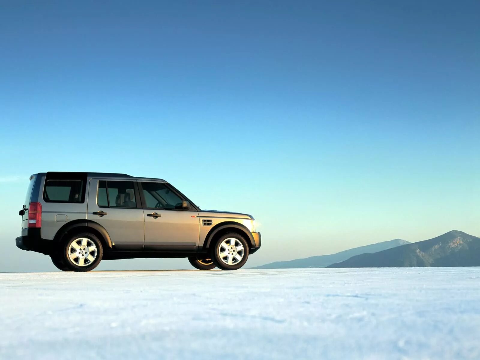 Land rover discovery 4 overland. Ленд ровер дискавери 4 2016. Discovery лучше. Land rover discovery 4. Land rover discovery 4.