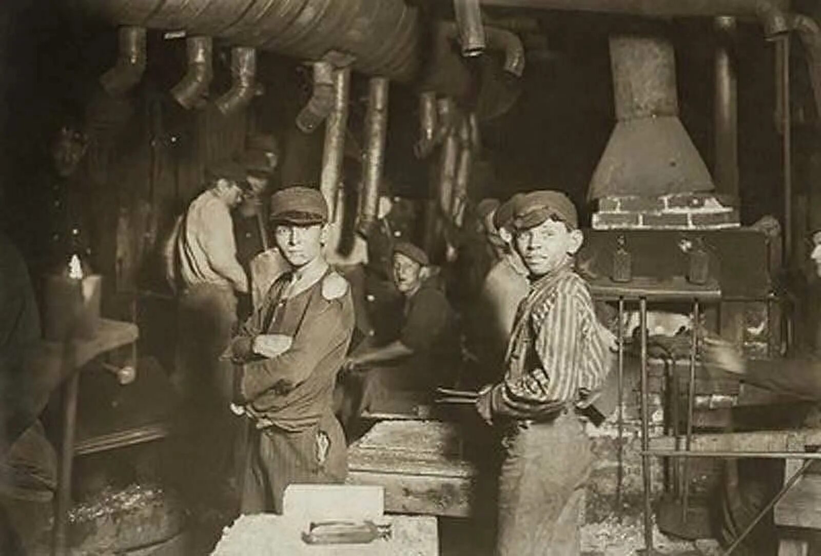 Детский труд в Англии 19 век. Льюис Хайн детский труд. Фабрика в царской России в 1908. Льюис Викес Хайн.