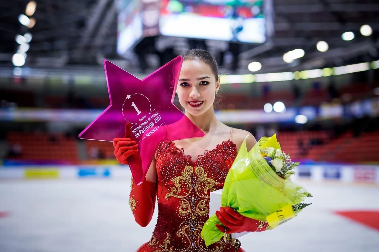 Загитова на матче. Алина кабаева и алина загитова. Медведева, евгения армановна 2018. Алина ильназовна загитова. Загитова гала.