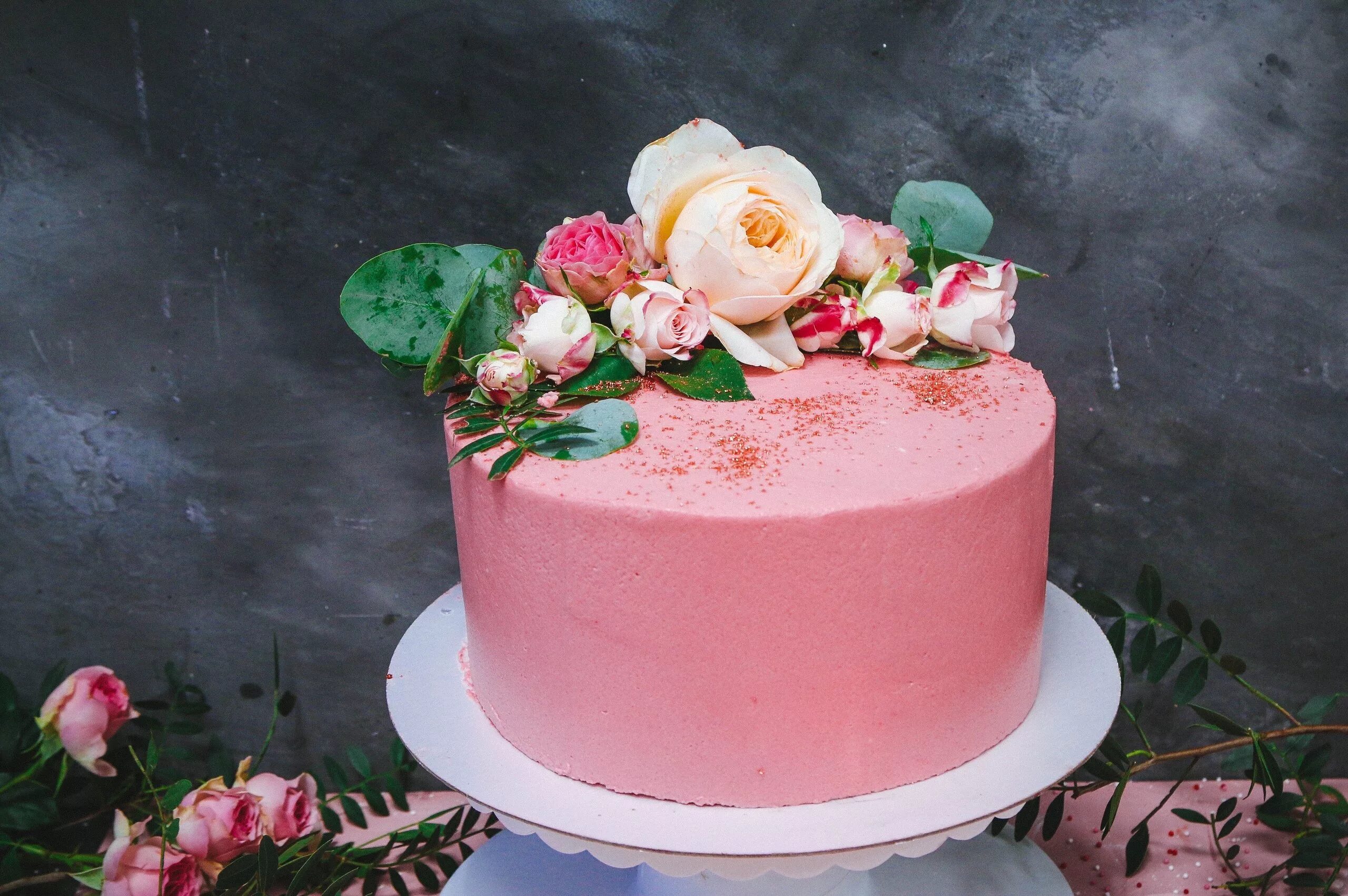Украсить торт живыми. Торт с цветами. Торт с живыми цветами. Украшение торта живыми цветами. Торт с розами живыми.