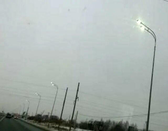 Фонарь на электрический столб. Перегоревший фонарь. Зажигаются фонарики. Фонарь горит. Горят днем фонари уличные.