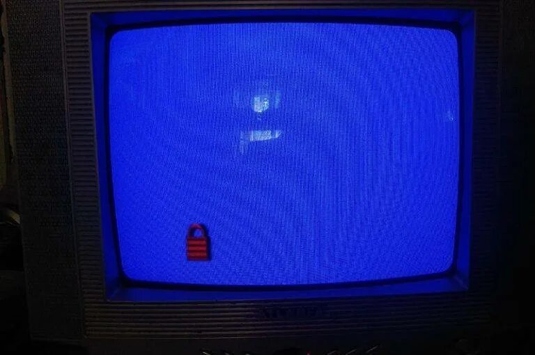 Снять блокировку телевизора без пульта. Телевизор кинескопный синий экран. Голубой экран телевизора. Телевизор без пульта. Блокировка телевизора.