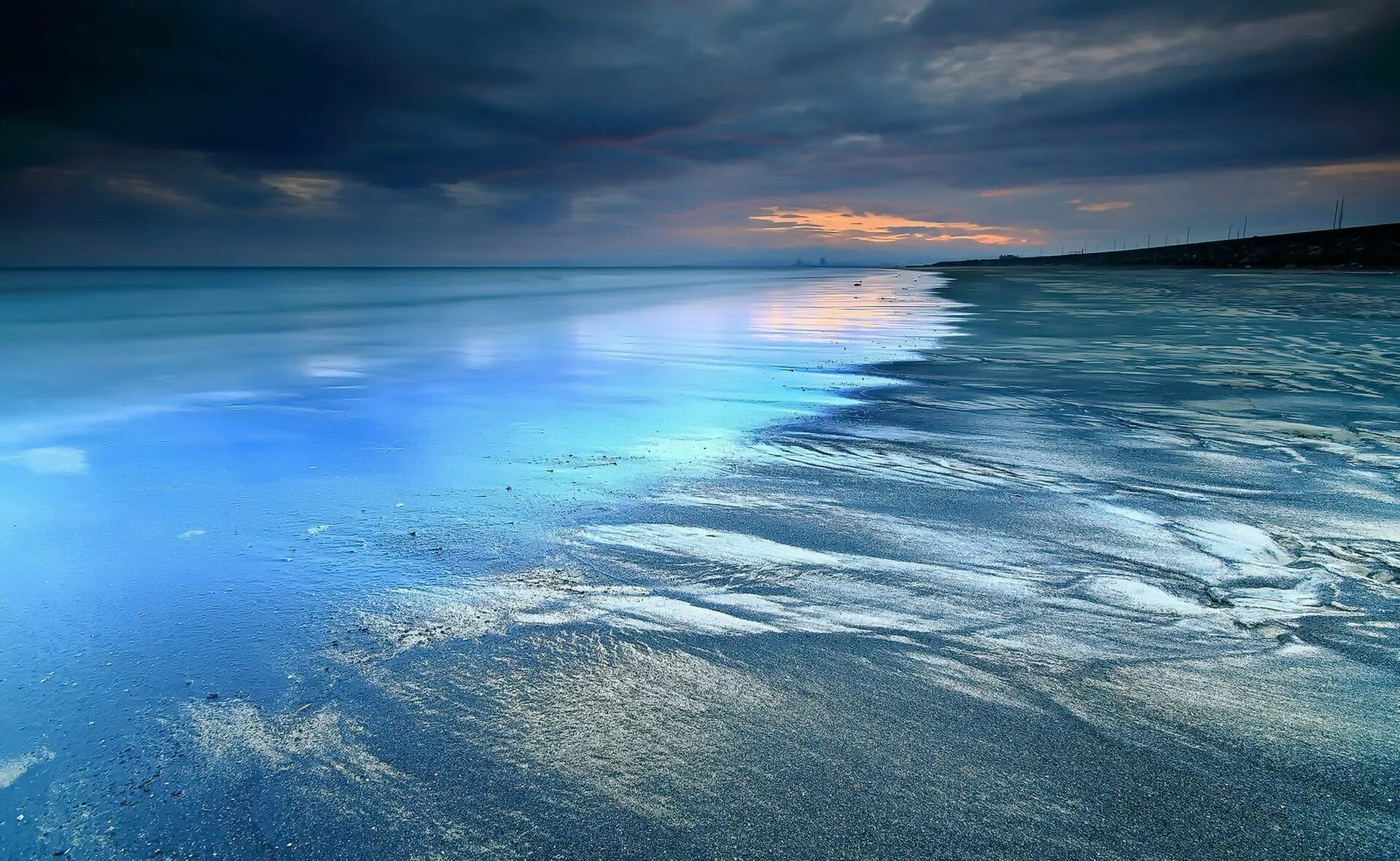 Атлантический Бриз. Красота океана. Красивое голубое море. Морская вода. Поверхность океана составляет