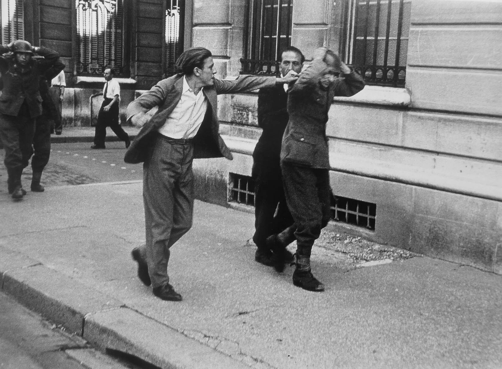 Французы это немцы. Robert capa. Освобождение Парижа 1944. Парад пленных в Париже в 1944. Освобождение Франции 1944 Париж.