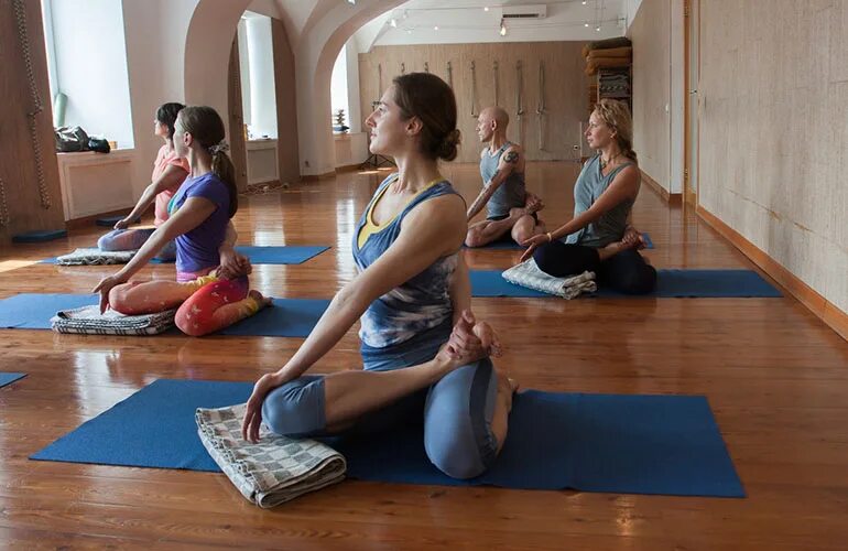 Йога айенгара спб. Центр йоги Айенгара Великий Новгород. Преподаватель йоги. Учитель йоги. Йога инструктор.