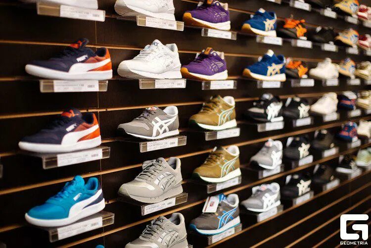 Витрина кроссовок. Кроссовки с рынка. Витрина магазина кроссовок. Магазин кроссовок Nike.
