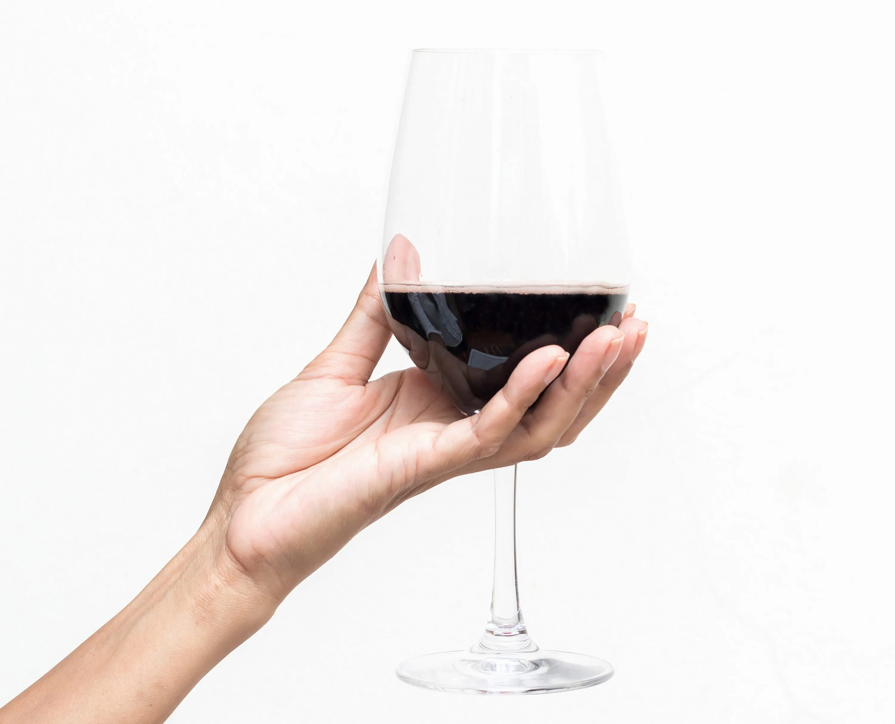 Чашу полную вина. Рука с бокалом. Рука держит бокал. Вино в руке. Бокал вина.