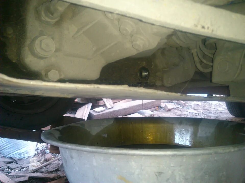 Сливной болт масла ваз 2112. Поддон масляный фильтр 2112. Слив масла 5ст на ваз. Слив масла с двигателя ваз 2110. Как поменять масло 2110.