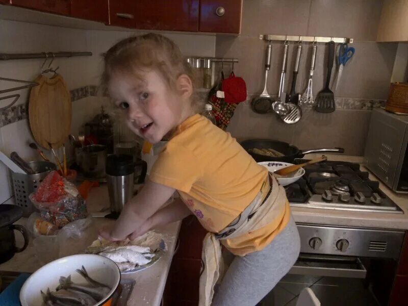 Помощничек фильм 2007. Помощничек фильм андрея бадина. Детская книга помощнички. Л пантелеев рассказы для детей. Помощничек.