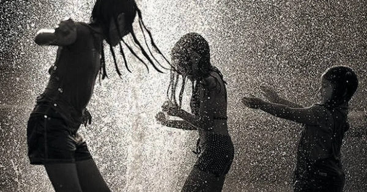 сингапур друзья. Rain friends. три дня дождя обои. Rain friends. девушка танцует под дождем.