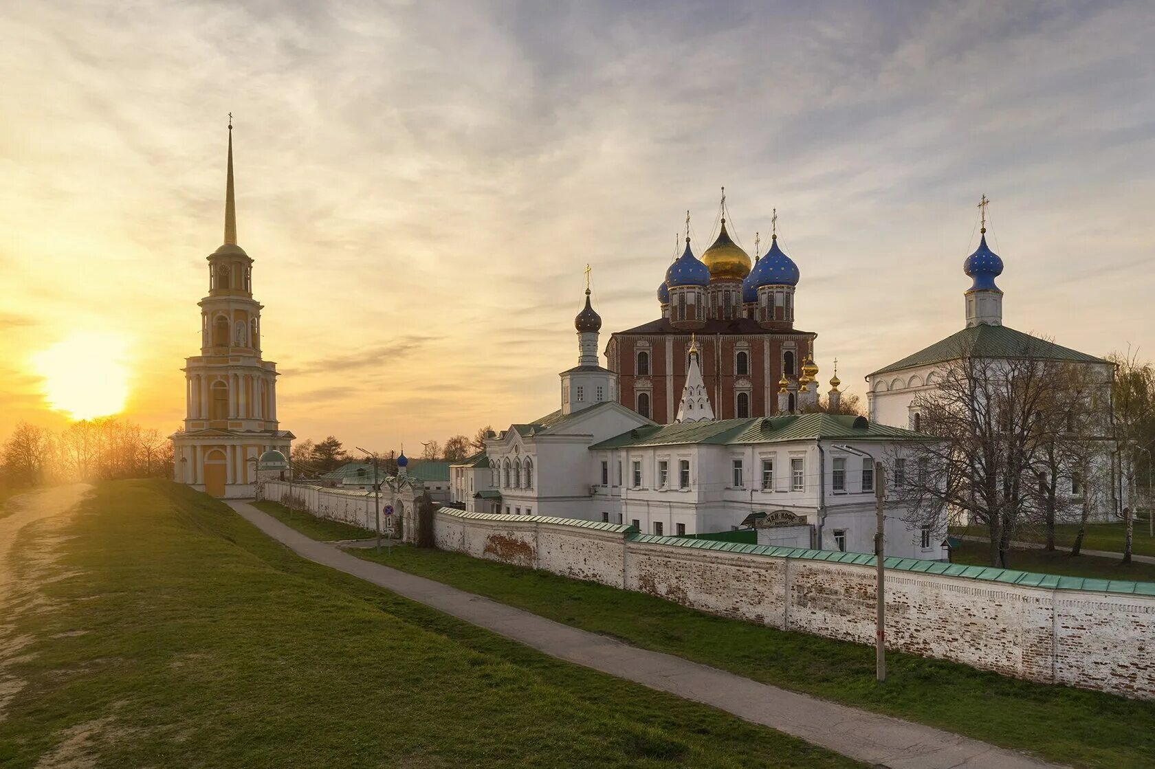 Спасский монастырь Рязань Кремль. Кремлевский вал Рязань. Рязанский Кремль Рязань. Колокольня Рязанского Кремля. Кремлевский вал