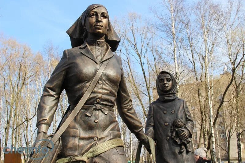 Хутор ивановский острогожского. Памятник труженикам тыла зимовники. Зимовники памятник танк. В зимовниках жена поставила памятник. Мемориал павшим воинам зимовники ростовская.
