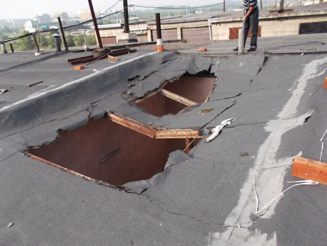 Купить крышу в новокузнецке. Опалубка крыши гаража. Провалилась крыша. Проломленная крыша гаража. Плиты на крышу гаража.