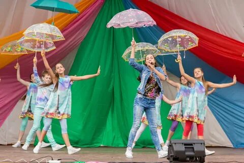 Музыкальная игра с зонтиком на празднике