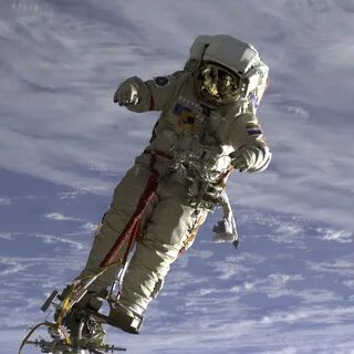 Космонавт выход в открытый космос