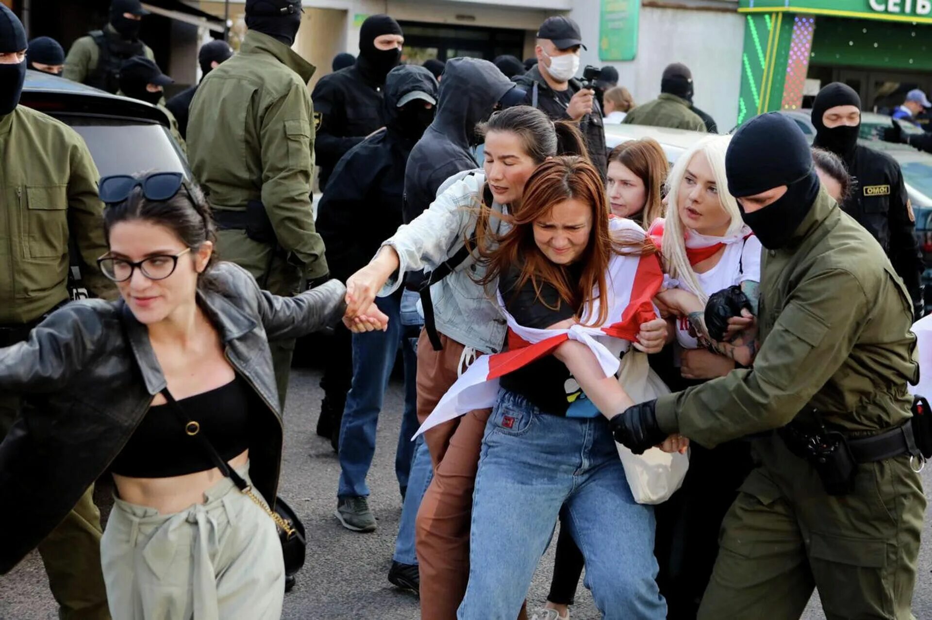 Митинг девушек. Беларусь 2020 протесты ОМОН. Беларусь протесты девушки. Протесты женщин. Митинг женщин в Белоруссии.