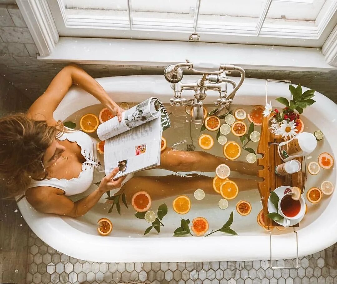 Сколько нужно принимать ванну. Ванна с апельсинами. В ванной. Фотосессия в ванной. Красивая девушка в ванной.