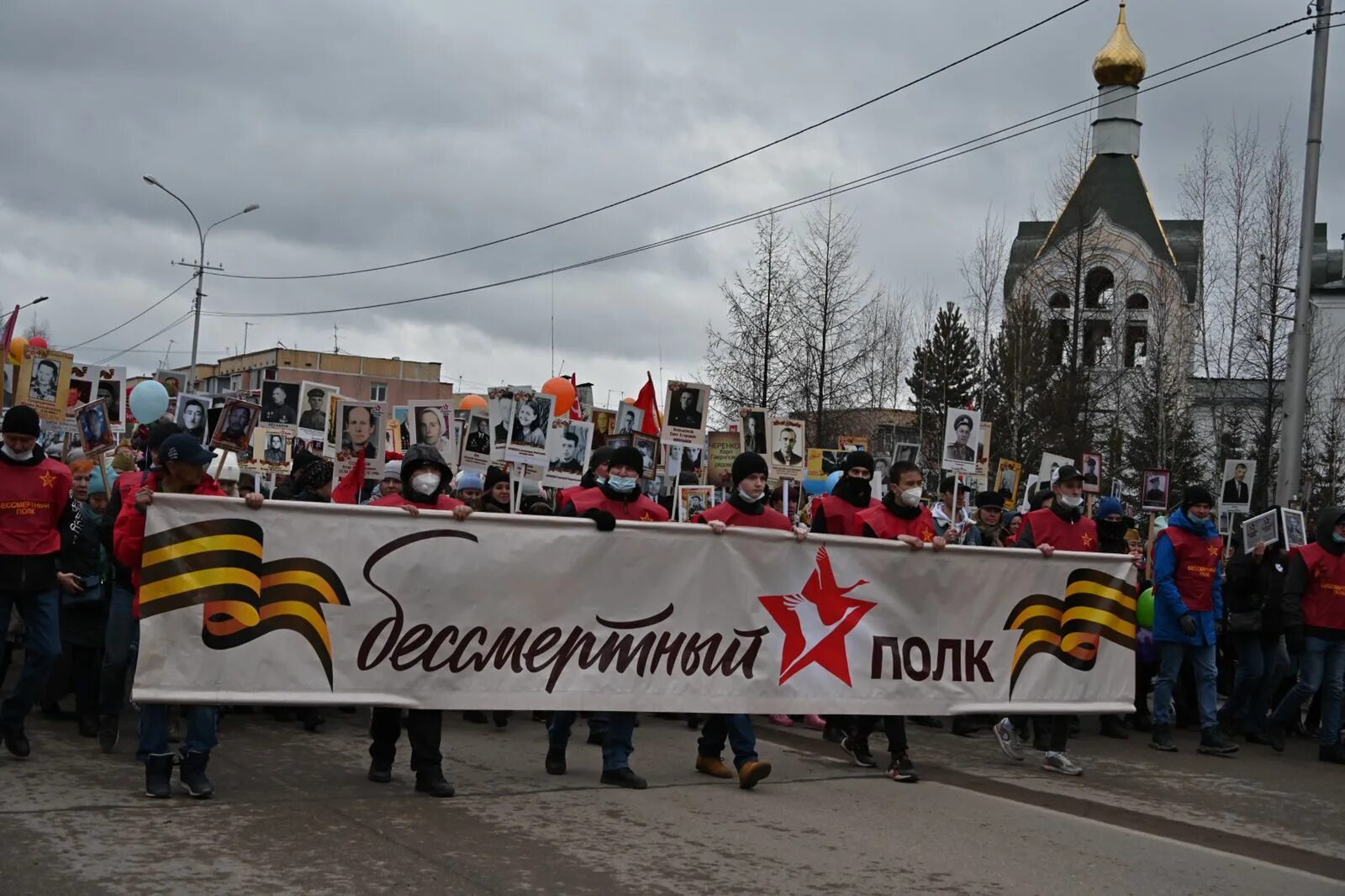 Течет река бессмертного полка слова. Бессмертный полк композиция. Река Бессмертного полка. Бессмертный полк флагшток. Бессмертный полк России флаг.