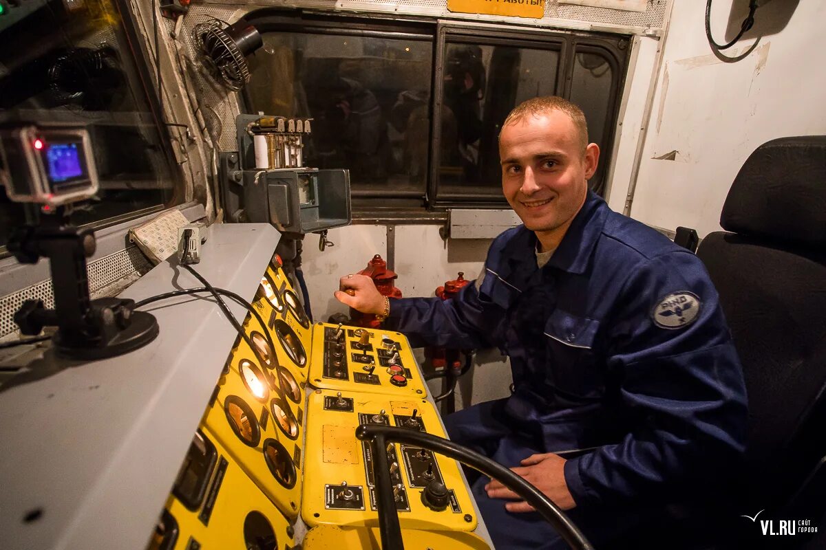 профессия помощник машиниста электровоза. владивосток вакансии машинист. помощник машиниста электровоза тепловоза. владивосток вакансии машинист. мцд иволга кабина машиниста.