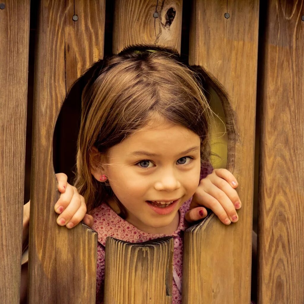 Любопытство 3. Любопытная девочка. Девочка улыбается. Любопытный ребенок. Девочки Тини.