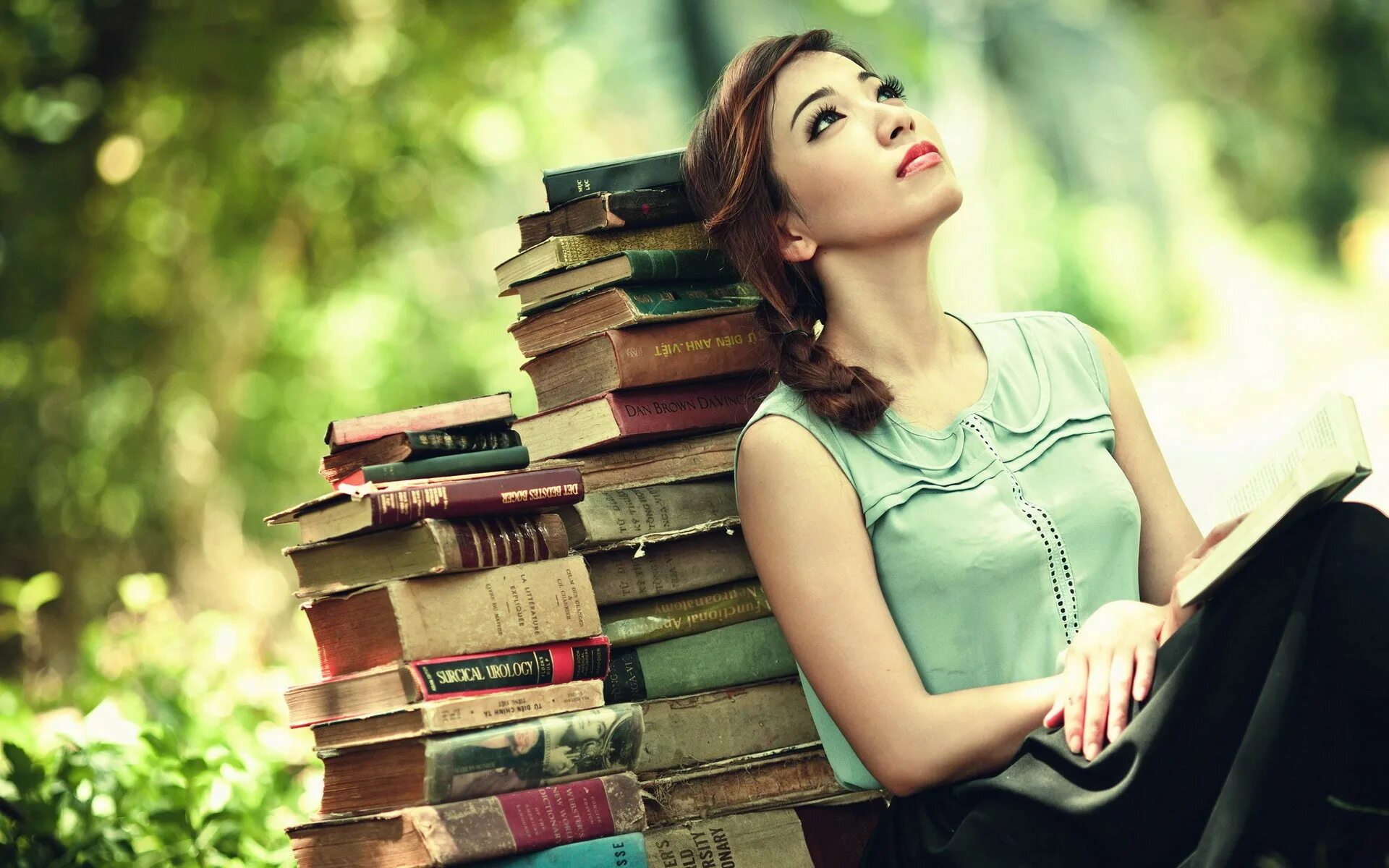 Нестандартное чтение. Девушка с книгой. Девушка с книгой фотосессия. Умная девушка. Женщина с книжкой.
