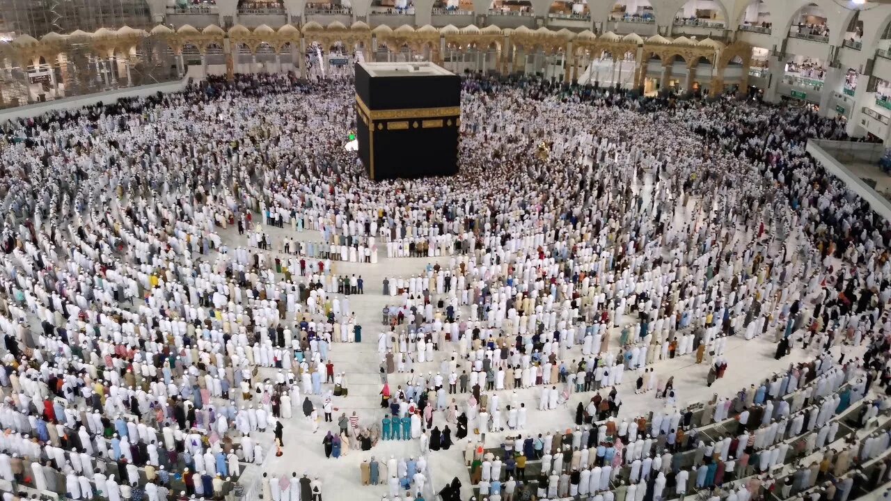 Хадж Кааба намаз. Намаз мечеть Мекка. Мекка Кааба Коран 2020. Имам мечети Аль харам в Мекке. Мекка молитва