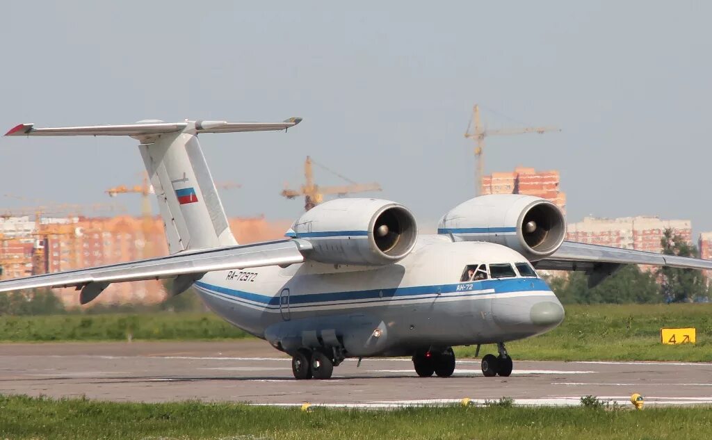 ан-72 транспортный самолёт. ан 72 транспортный. ан 72 чебурашка. грузовой военный самолет ан-72. ан 72 чебурашка.