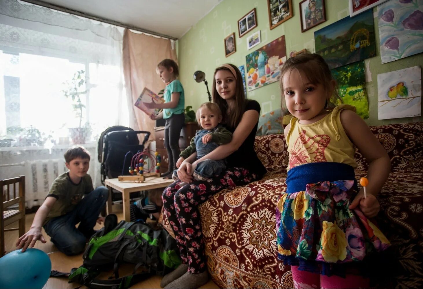 Малоимущий и нуждающийся в жилом помещении. Бедная многодетная семья. Бедные семьи с детьми. Многодетная семья в России. Дети из бедных семей.