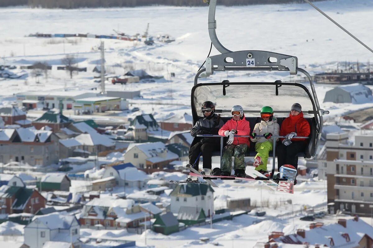 Погода в ханты мансийске 4 декабря. Хвойный Урман Ханты-Мансийск. Ханты-Мансийск горнолыжный комплекс. Горнолыжка Ханты-Мансийск. Ханты-Мансийск лыжная база.