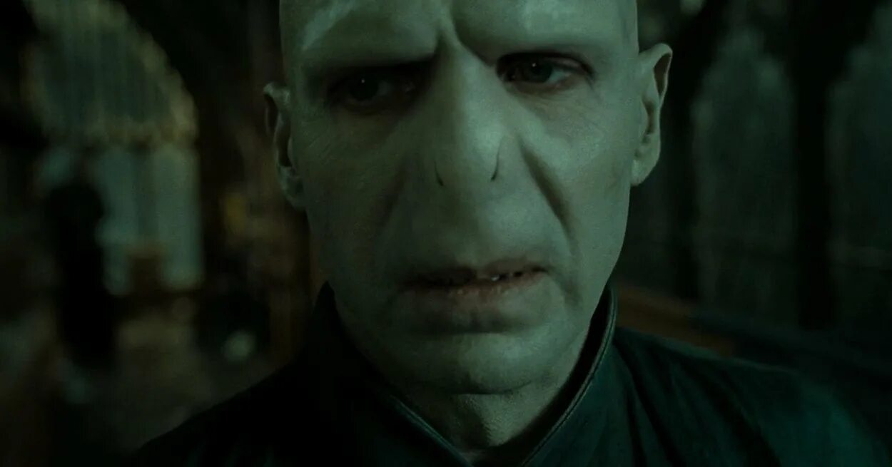 Гарри поттер и воланд деморт. Том фелтон драко. Гарри поттер пожирателиьсмерти. Гарри поттер слизерин пожиратели смерти. Враг поттера.