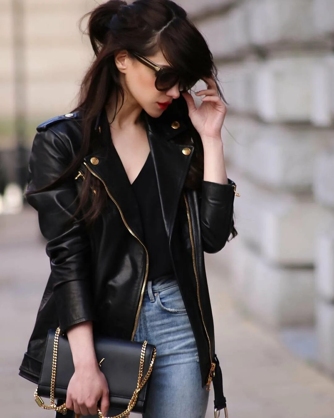 кожанки тренд 2022. куртки кожаные женские тренды. модные кожаные куртки 2021. куртки кожаные женские тренды. Sarah kern косуха.