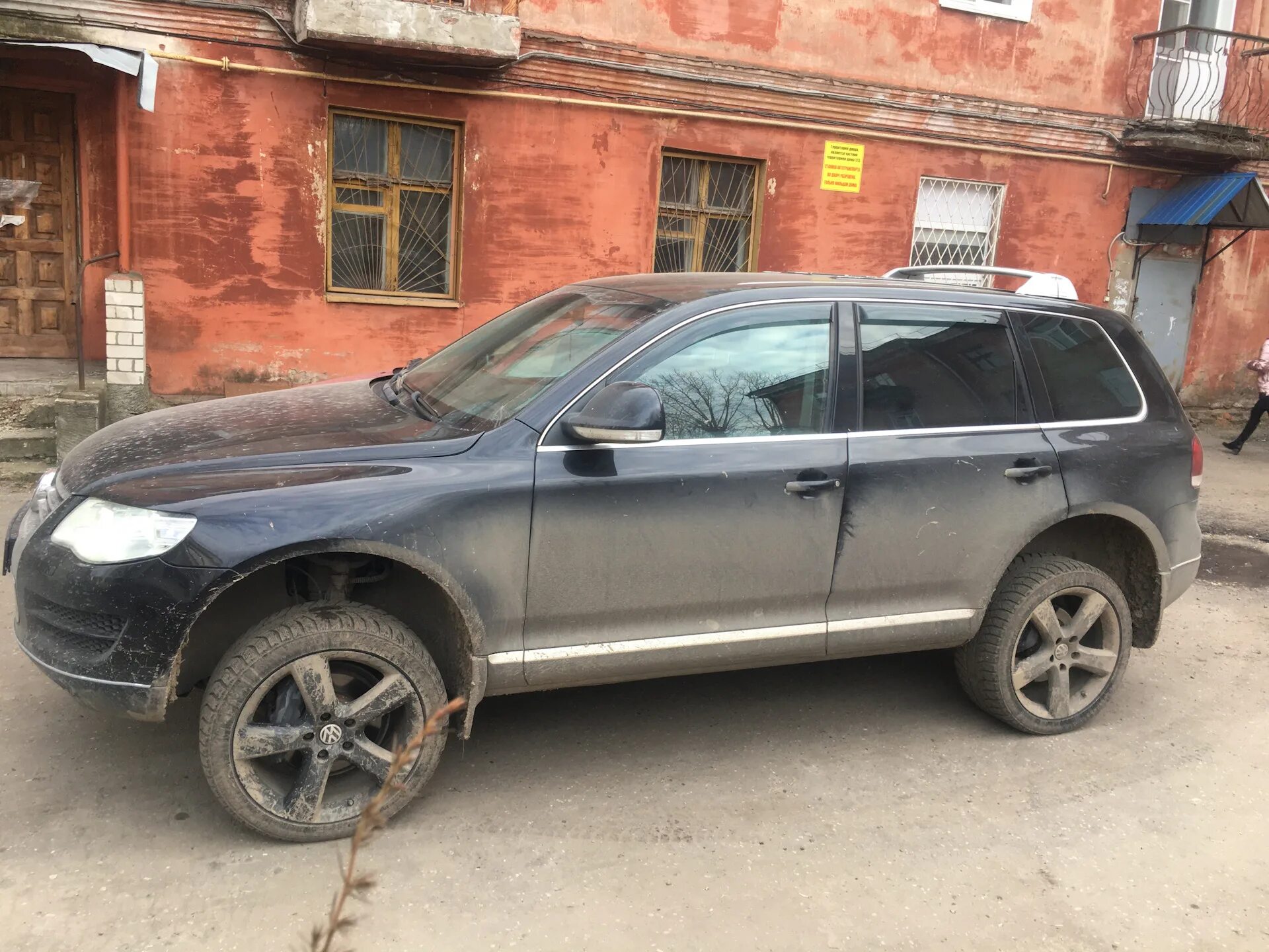 Закачка азота в пневмоподвеску туарег. Фольксваген туарег 2008 года без пневмоподвески. Touareg 2008 на пневме. Фольксваген туарег на пневме. Упала пневма на туареге.