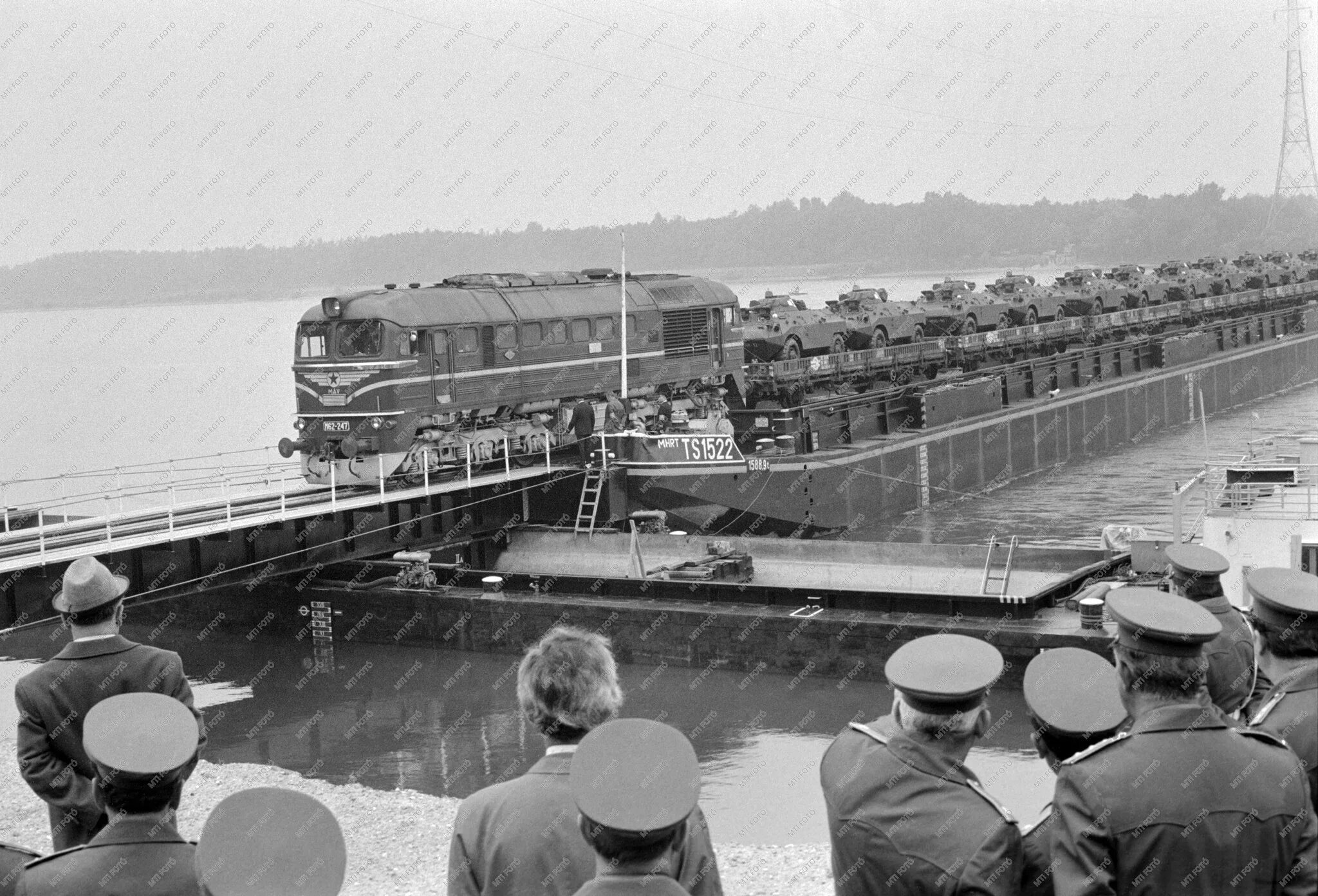 Навели паром. 1962 Разгрузка военного эшелона. Парами эшелонного типа. Паромная переправа фото 50х СССР. Фото наведения переправ во время войны-.