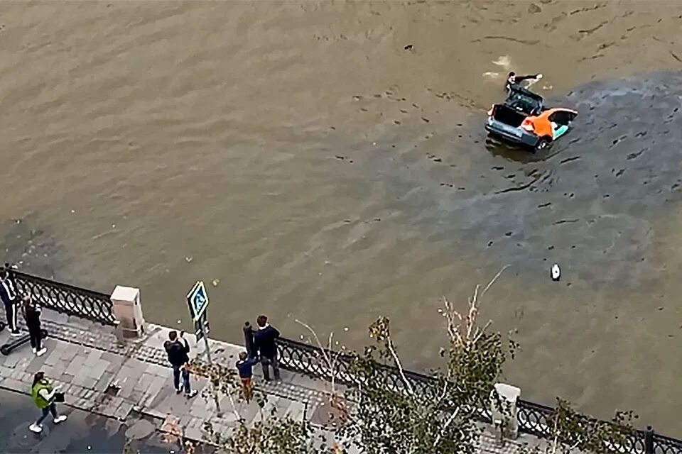 Машина упала в реку. Падение в Москва реку. Машина упала в речку. Машина упала в реку Москва. Приснилось что упала в воду
