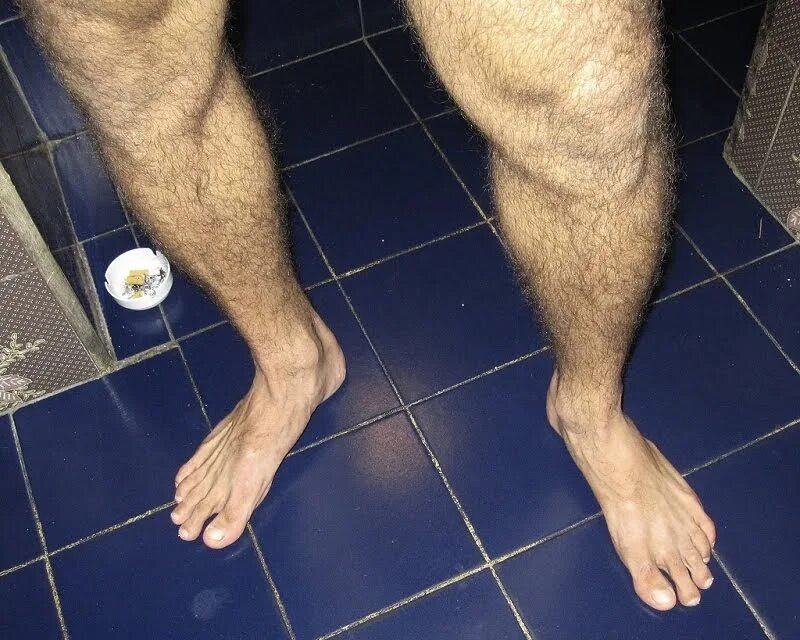 Hairy foot. Ступни волосатых мужских ног. Бородатые ноги.
