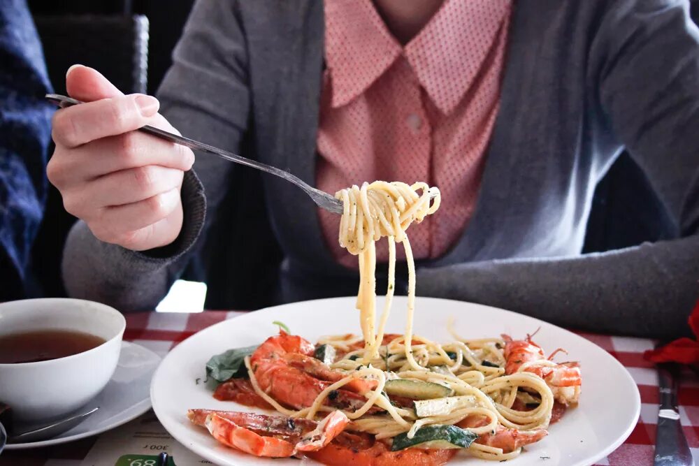 Как правильно кушать. Итальянцы и спагетти. Итальянцы едят пасту. Итальянцы едят макароны. Макароны на вилке.