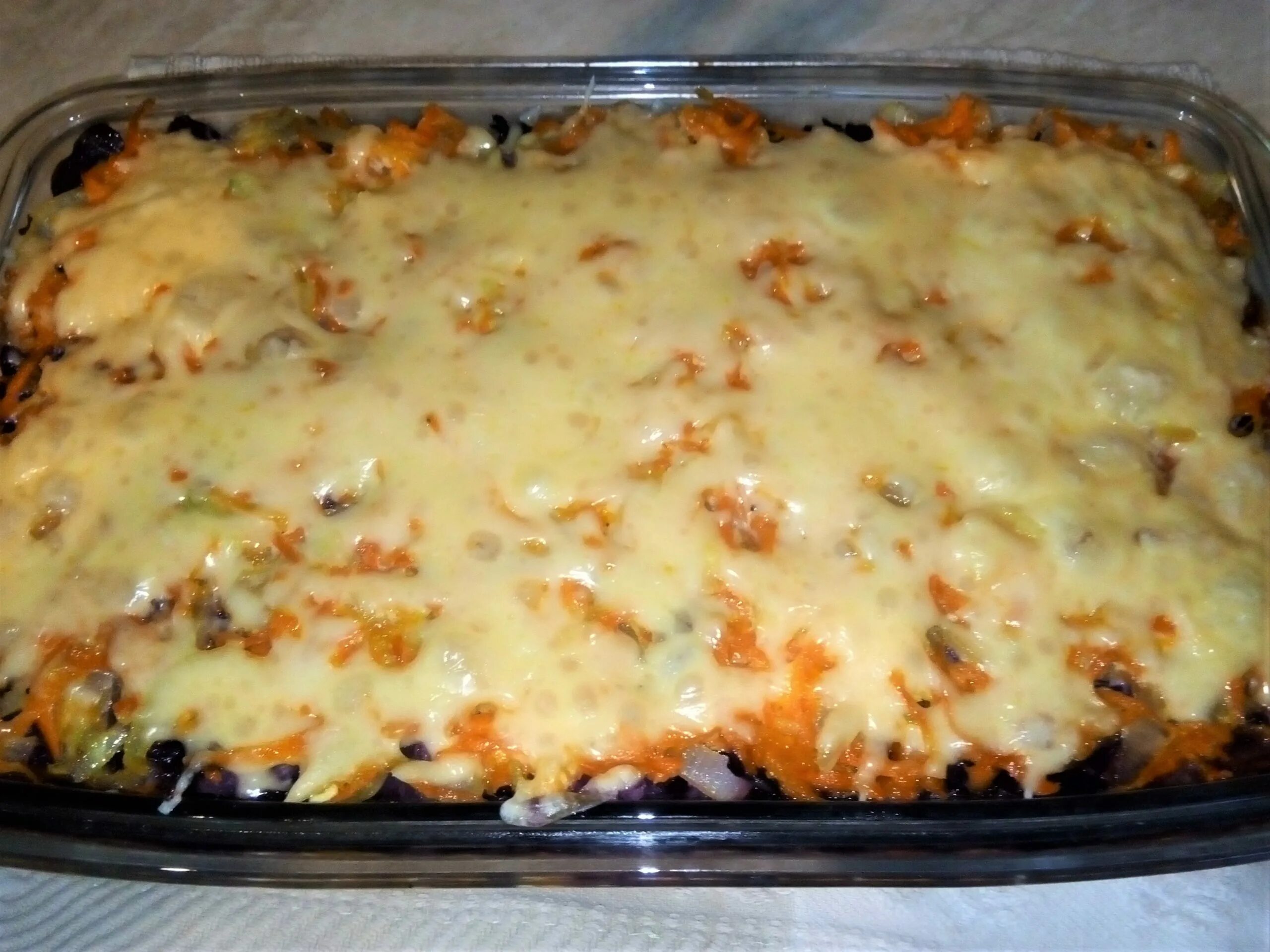 Стеклянная форма для пиццы. Рыбная запеканка с рисом. Формочки для запеканки в духовке. Запеканка на столе. Стеклянная форма для запекания запеканки.