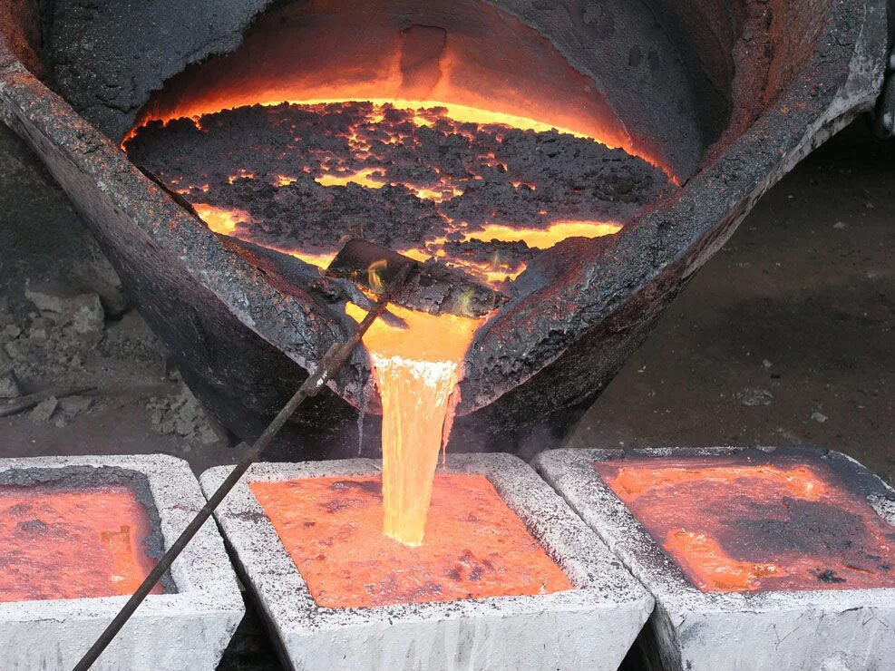 Восстановление металла из руды. Огневое рафинирование черновой меди. Печь огневого рафинирования меди. Литье алюминия расплава печь. Плавильная печь для чугуна.
